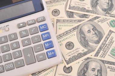 Doları notlar ve hesap makinesi