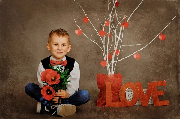 O pequeno cavalheiro com flores no Dia dos Namorados — Fotografia de Stock