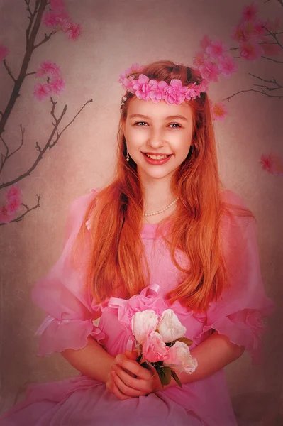 Chica con el pelo rojo en un vestido rosa y con flores —  Fotos de Stock