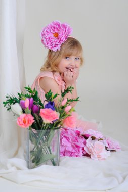 Kız güzel dişleri blesyatschimi gözleri çiçek saçında ve bir