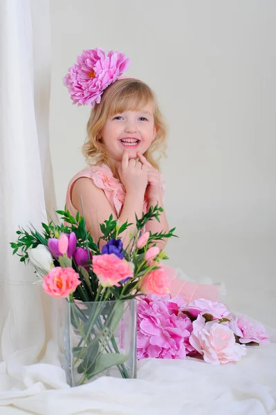 Girl with nice teeth blesyatschimi eyes flower in her hair and a — Stock Photo, Image