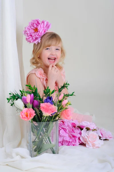 Dívka s pěkné zuby blesyatschimi oči květina ve vlasech a — Stock fotografie