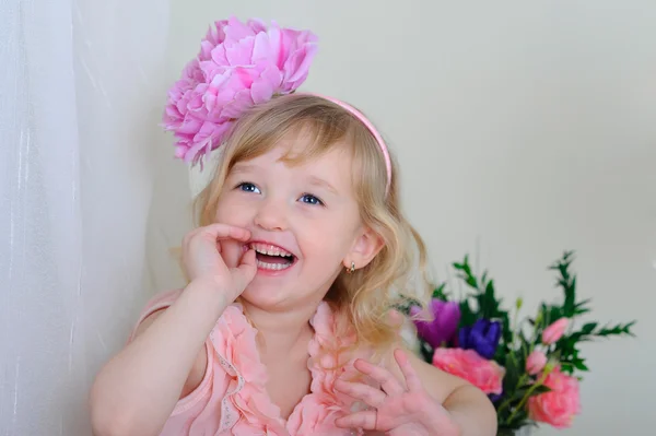 Chica con bonitos dientes flor en su pelo y un vestido rosa risa Fotos De Stock