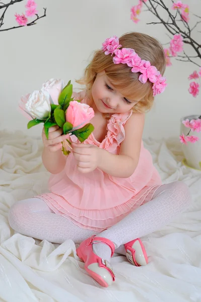 La fille dans une robe rose et une couronne sur sa tête — Photo