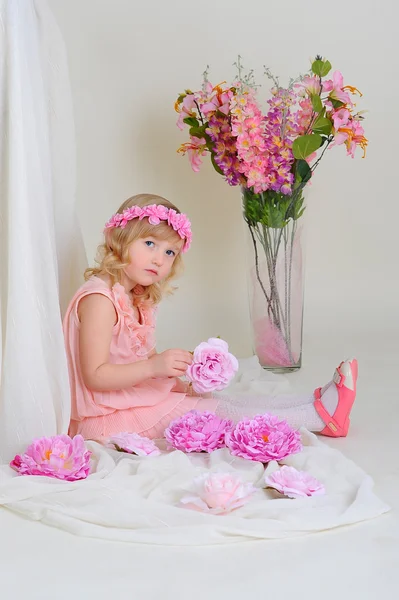 La ragazza in un vestito rosa — Foto Stock