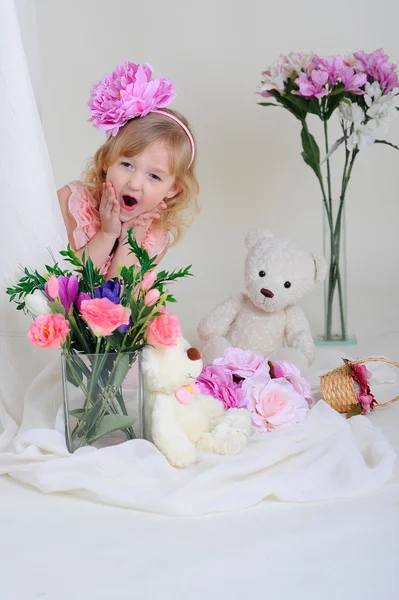 La fille dans une robe rose avec une fleur sur la tête — Photo