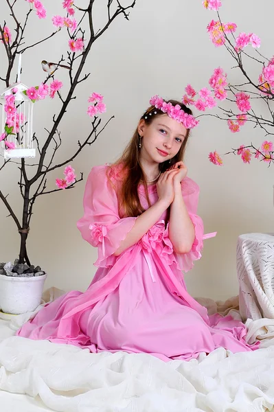 Ragazza in un abito rosa e ghirlanda — Foto Stock