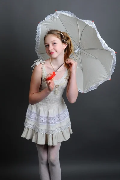 12-13 лет девочка под зонтиком — стоковое фото