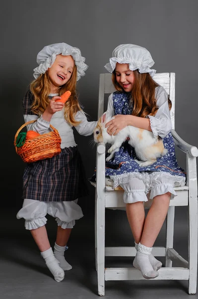 Fille dans un style rustique avec le lapin de Pâques — Photo