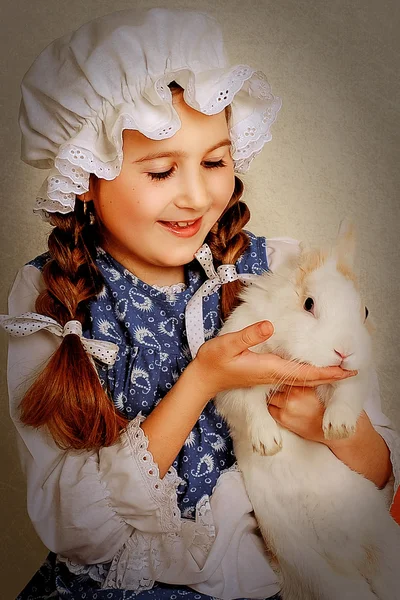 Chica jugando con conejito de Pascua . — Foto de Stock