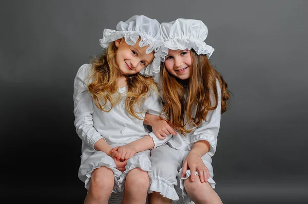Dívky oděvech rustikální vinobraní na šedém pozadí — Stock fotografie