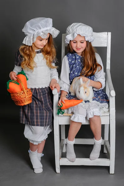 Menina rindo em um estilo rústico com o coelho da Páscoa — Fotografia de Stock