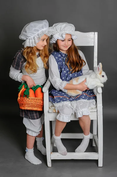 Rire fille dans un style rustique avec le lapin de Pâques, carotte an — Photo