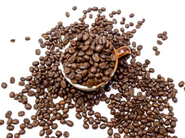 tam fincan kahve çekirdekleri izole