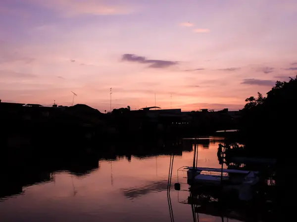 Puesta de sol en el lado del río con escena de cielo naranja y púrpura —  Fotos de Stock
