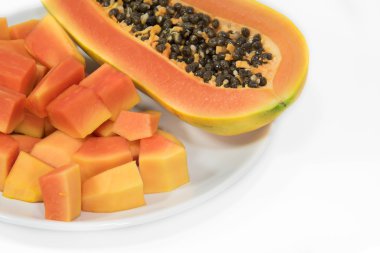 Beyaz arkaplanda papaya