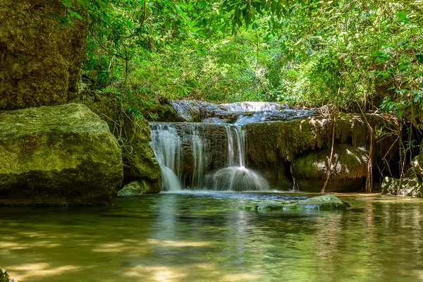 Vattenfall i Erawan, Kanchanaburi, Thailand — Stockfoto