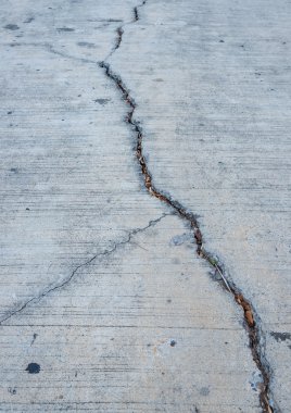 Standart çimento yollar bozuk.