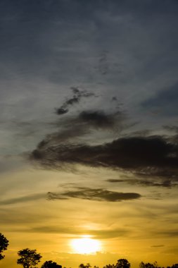 Güneş parlar yağmur bulutları ile akşam toplama