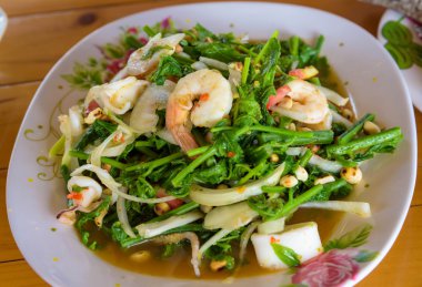 Kızarmış yeşil sebze Tayland karides.