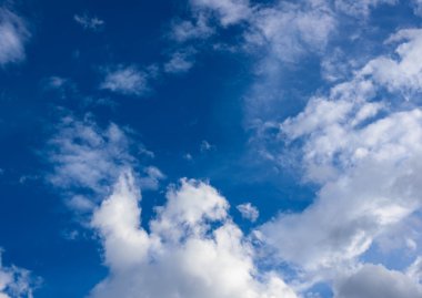 Bulutlu mavi gökyüzü