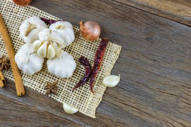 Baharat bir ahşap zemin üzerinde