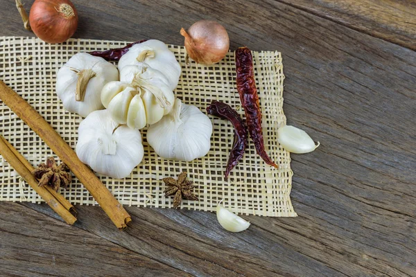 Gewürze auf einem Holzboden — Stockfoto