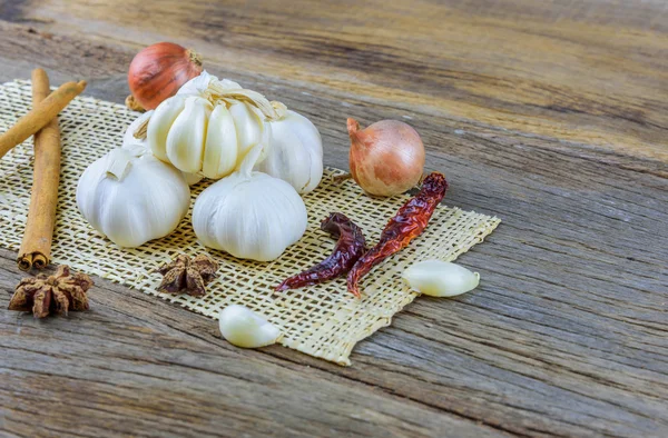 Gewürze auf einem Holzboden — Stockfoto