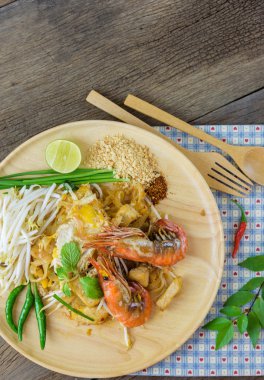 Tavada kızartılmış pirinç noodle (Pad Tay) Tayland popüler besindir.