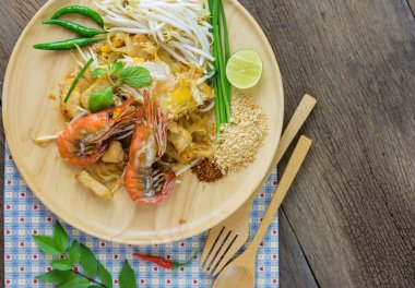 Tavada kızartılmış pirinç noodle (Pad Tay) Tayland popüler besindir.