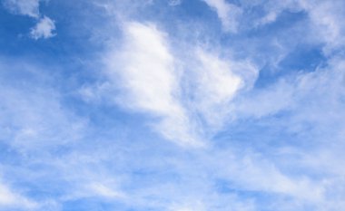 Bulutlu mavi gökyüzü