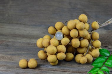 Longan ahşap zemin üzerinde