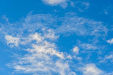 Bulutlu mavi gökyüzü