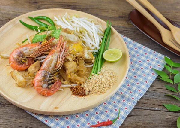 Gebratene Reisnudeln (Pad Thai) sind das beliebteste Essen in Thailand. — Stockfoto