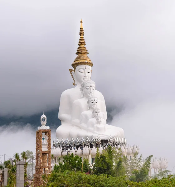 Bouddha sur la montagne, Phasornkaew, province de Phetchabun, Thaïlande . — Photo