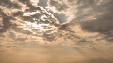 Işık bulutların arasından akarsu