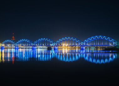 Gece Riga şehir