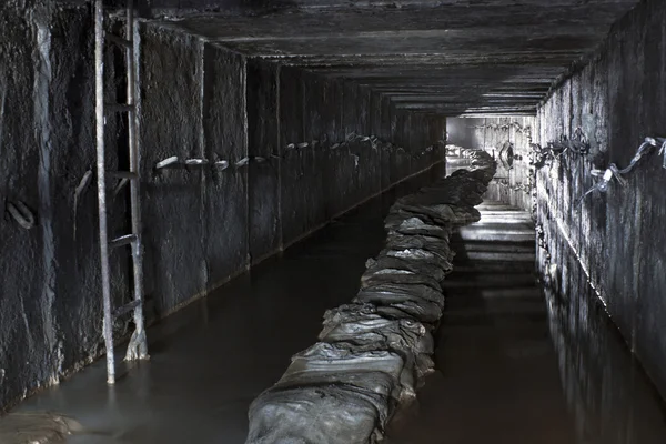 Підземна річка — стокове фото