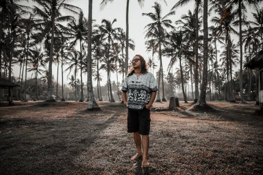 Palmiye ağacının arka planında günlük kıyafetler