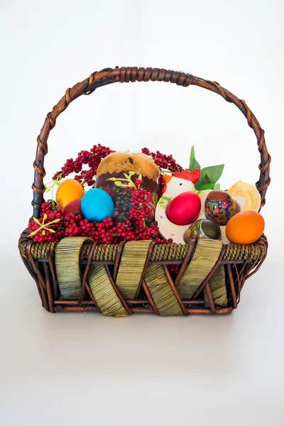 Easter basket with Easter eggs and Easter cake — Stock Photo, Image