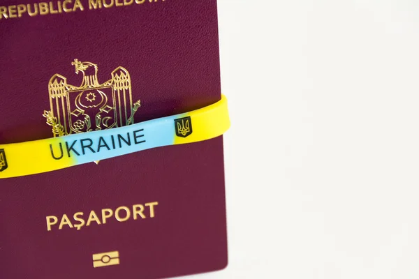 Концепция дружбы: Крупный план паспорта Prapor Ukraine to Moldova на белом фоне — стоковое фото