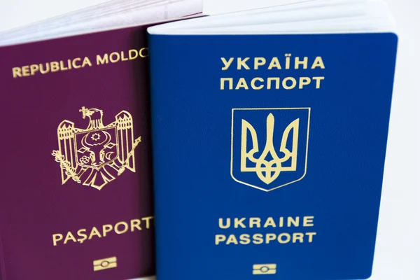 Дружба народов: паспорт гражданина Украины и паспорт Молдовы крупным планом на белом фоне — стоковое фото