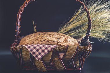 Vintage tarzı: ev yapımı gluten-Alerjik ve Maya artisan ekmek arpa kulaklı bir hasır sepet içinde olmadan sarılmış ekose peçeteye