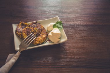 Aşk ile hazırlanan sağlıklı kahvaltı: krep peynir ekşi krema ve maydanoz ile kalp şeklinde yeşillikleri ile