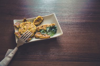 Aşk ile hazırlanan sağlıklı kahvaltı: krep ekşi krema ile güneşin şeklinde taze otlar ile süzme peynir ile