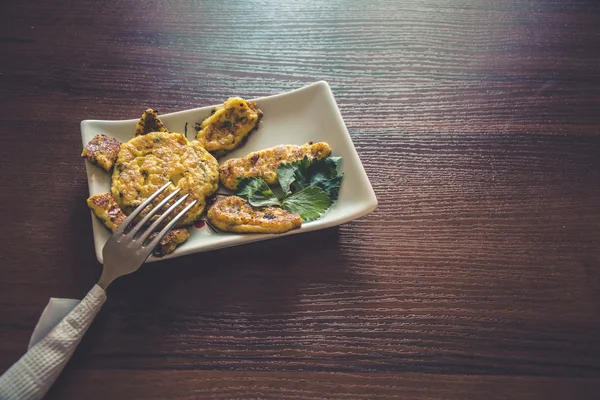 Aşk ile hazırlanan sağlıklı kahvaltı: krep ekşi krema ile güneşin şeklinde taze otlar ile süzme peynir ile