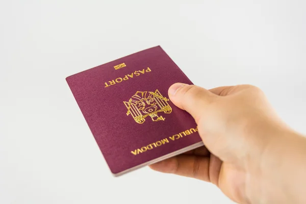 Рука с паспортом гражданина Молдовы на белом фоне — стоковое фото