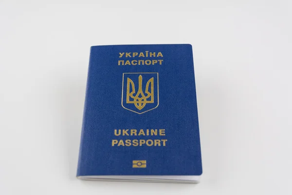 Украинский паспорт на белом фоне — стоковое фото