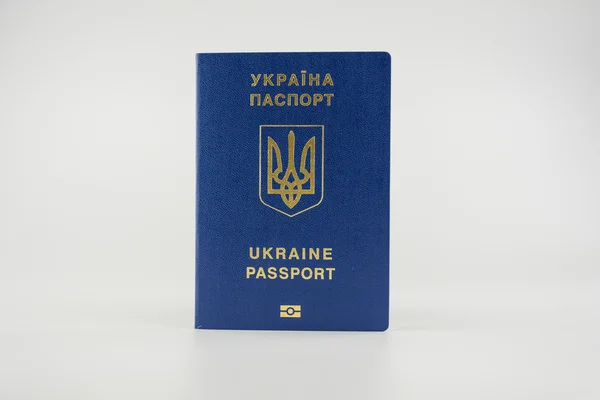 Beyaz bir arka plan üzerinde izole Ukrayna pasaportu