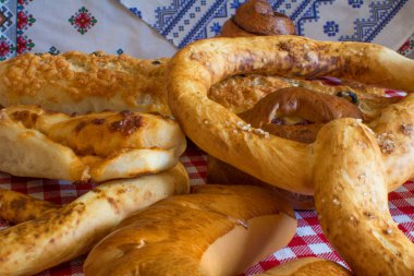 Havlu etnik arka plan üzerine buns ile Fransız baget